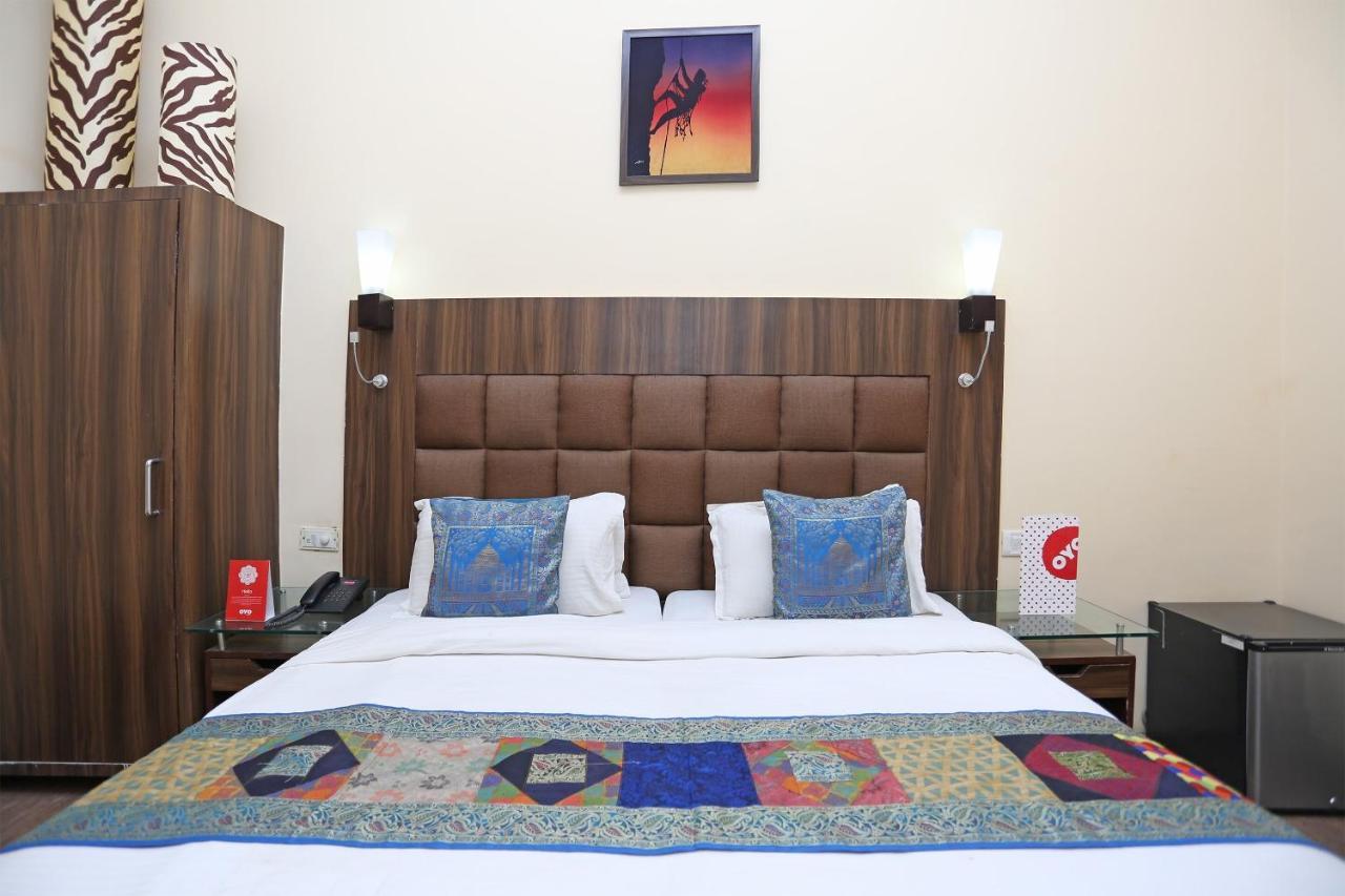 Oyo Flagship The Marc Blu Hotel Tajganj Ngoại thất bức ảnh